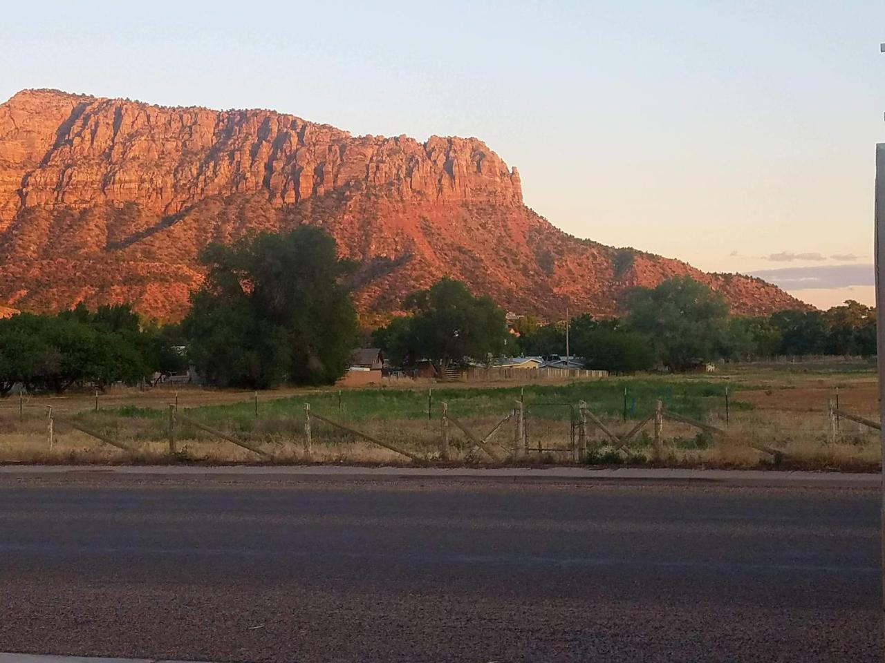 Zion'S Most Wanted Hotel Hildale Exterior photo
